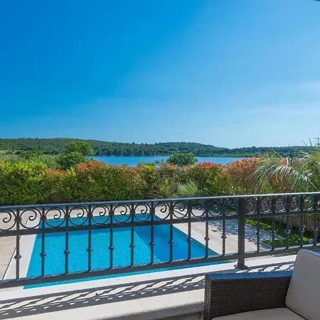 度假居 In Mit Privatem Beheizten Pool Und Meerblick *