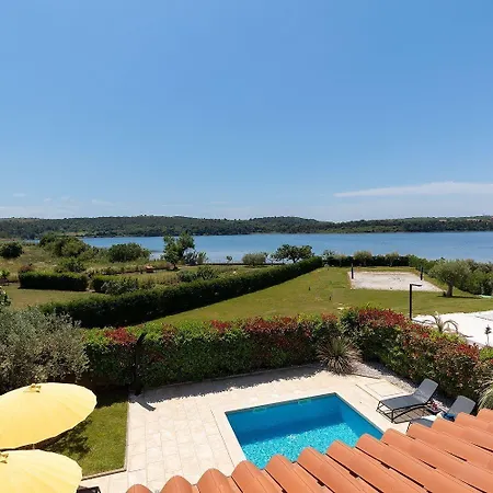 In Mit Privatem Beheizten Pool Und Meerblick * Pomer